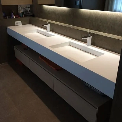 Dvostruki beli umivaonik sa pravougaonim linearnim (proreznim) odvodom