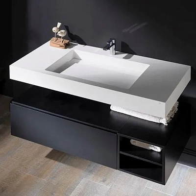 Mat beli umivaonik sa lebdećom crnom komodom